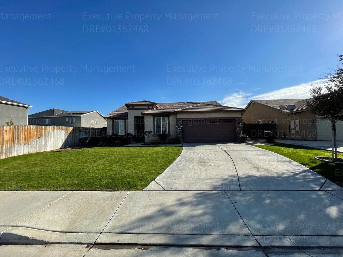 Foto principal - 4 bedrooms/ 2 bathrooms, with a patio.