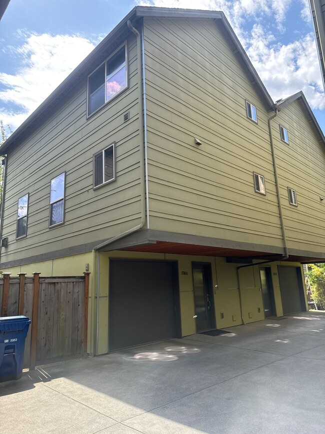 Building Photo - Convenient 3 beds, 2.5 bath in Ballard