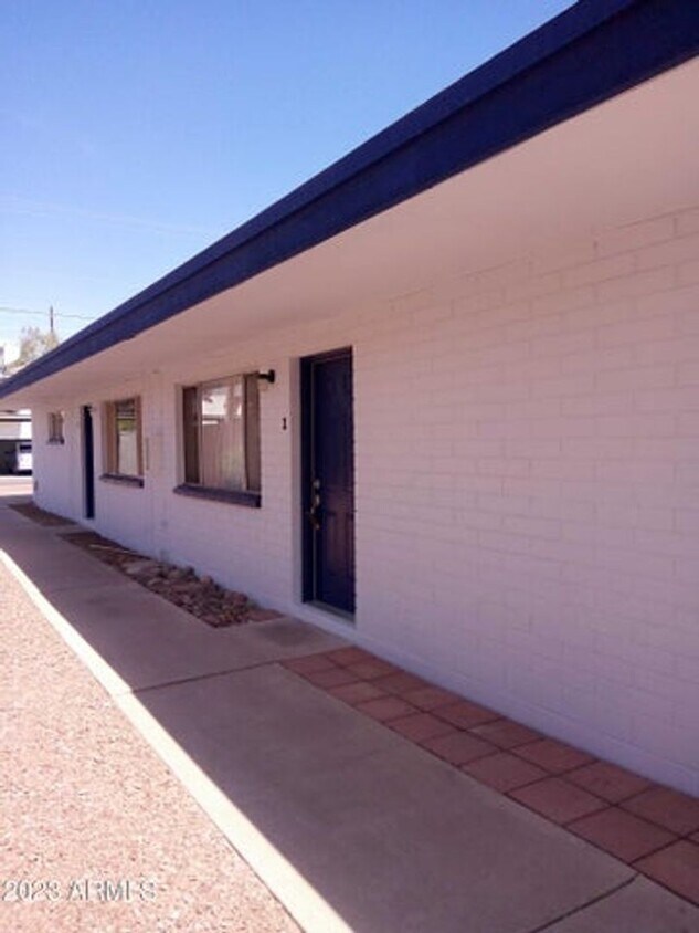 Primary Photo - 2 Bed 1 Bath Spacious Apartment