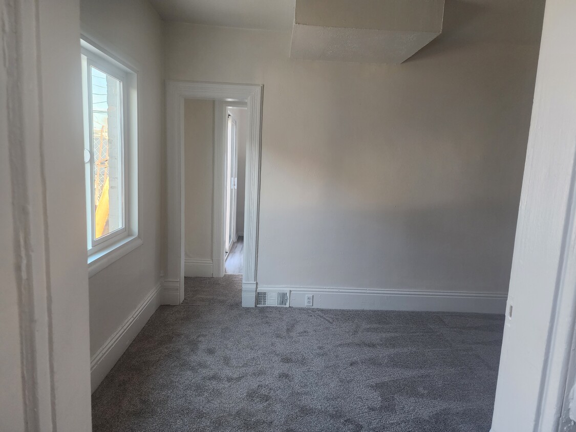 living room toward kitchen - 1222 N Main St