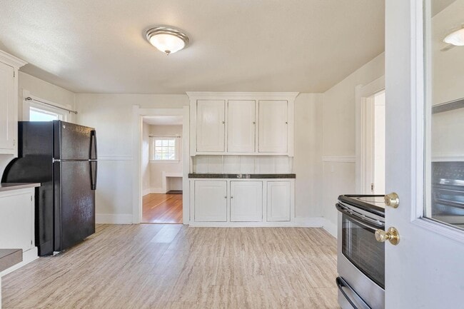 Building Photo - Charming, vintage 2-bdrm/1-bath upper in Richmond neighborhood. W/D, storage, off-street parking