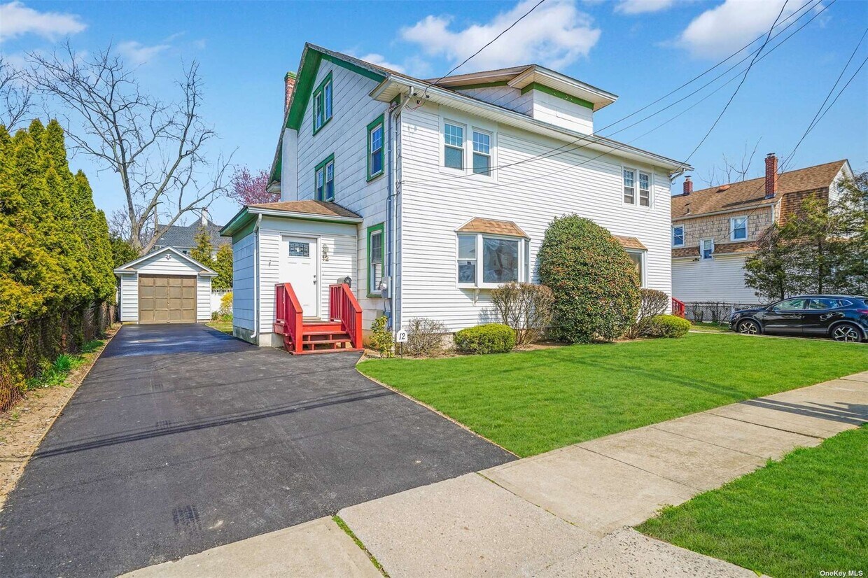 12 Lloyd Ave, Lynbrook, NY 11563 Townhome Rentals in Lynbrook NY