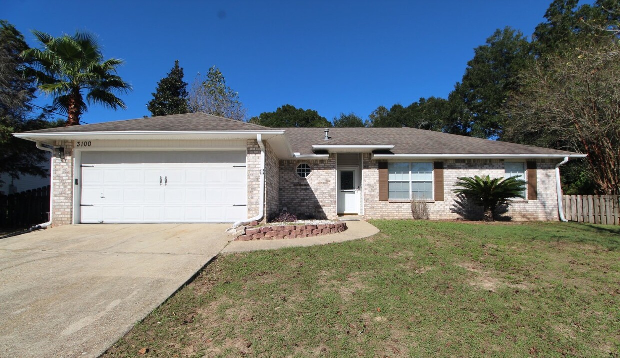 Foto principal - "Charming 4-Bedroom Brick Home in Pensacol...