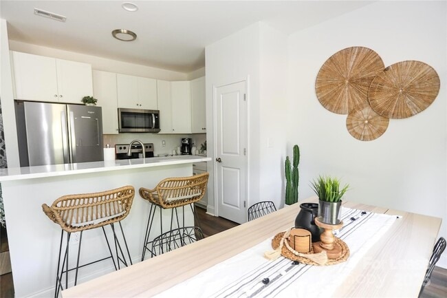 Foto del edificio - 2734 Kendrick Ave