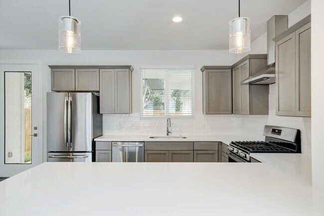 Building Photo - Rare find, in convenient location!