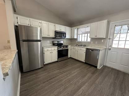 Foto del edificio - Nice 2 Bedroom, 2 Bath Duplex-116 Pine Crest Drive