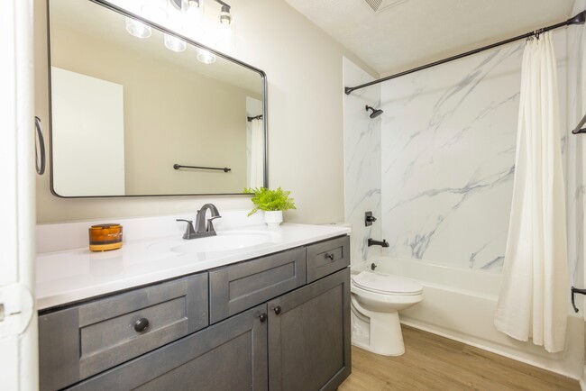 Newtown Full Bathroom - The Alcove of Turpin Hills