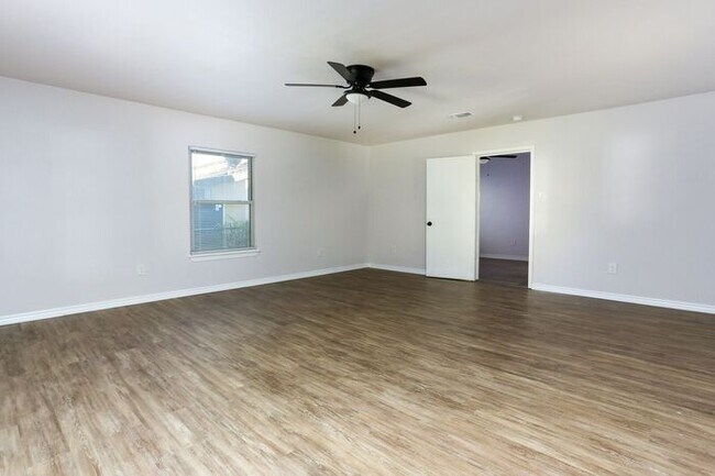 Foto del edificio - 5551 Middlefield - For Rent