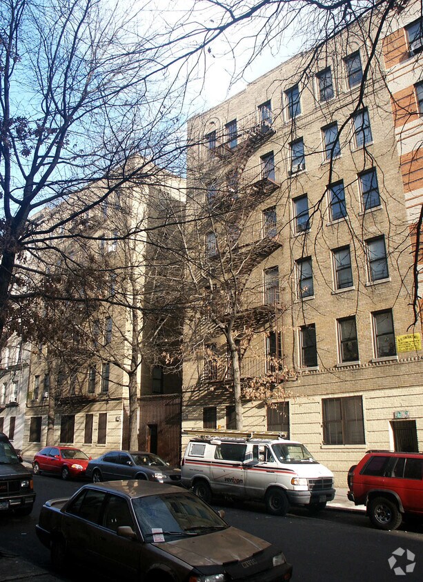 Foto principal - 2170 Ryer Ave