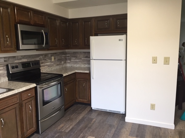 Building Photo - Nicely remodeled town house in Penn Farms