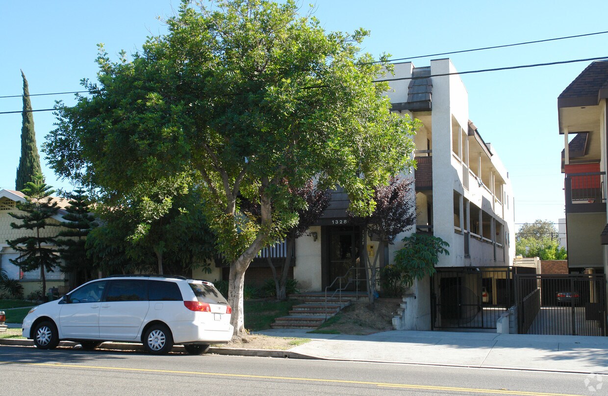 Primary Photo - 1328 E Wilson Ave