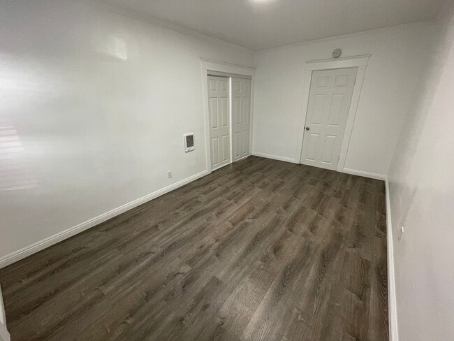 Foto del edificio - 417 W 10th St
