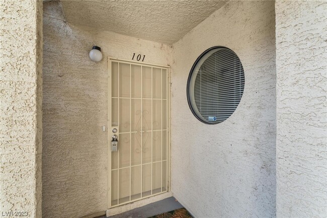 Foto del edificio - 870 N Sloan Ln