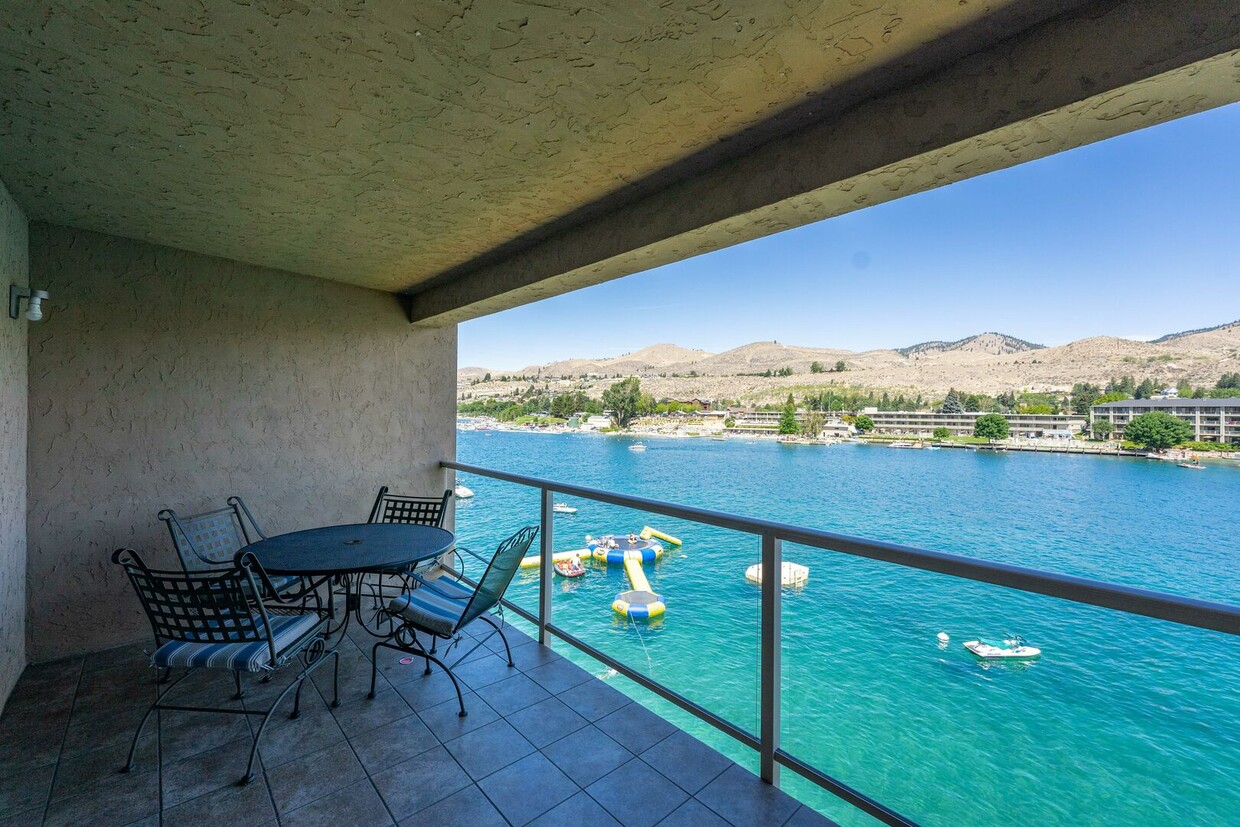 Primary Photo - 322 W Woodin Ave