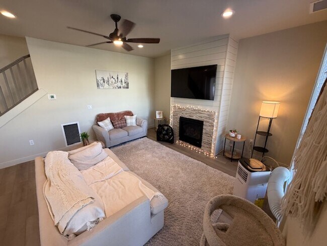 Building Photo - Available September 1, 3 bed 2.5 bath