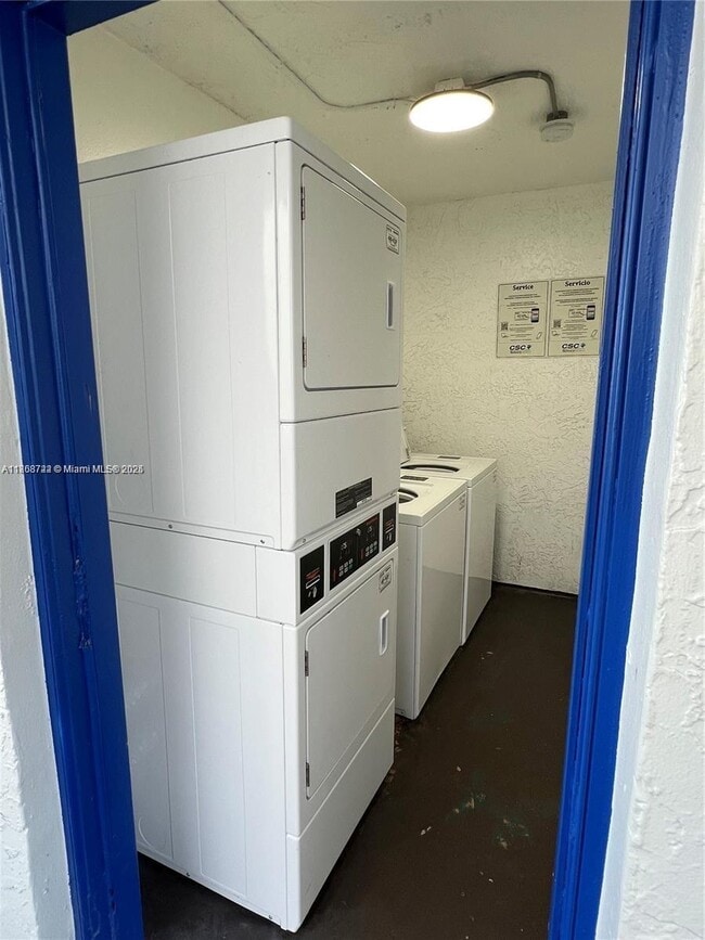 Building Photo - 3720 N Pine Island Rd