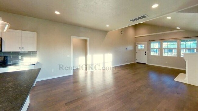 Foto del edificio - Beautifully outfitted 3 bed 2 bath in OKC