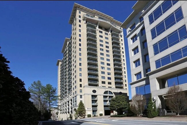 Foto del edificio - 3040 Peachtree Rd NW