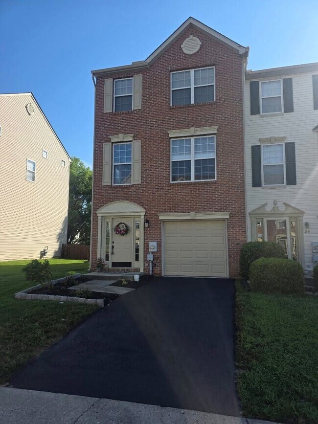 Foto del edificio - End Unit Townhouse in Brennan Estates- 2 B...