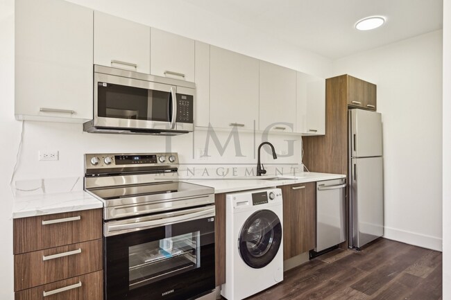 Foto del edificio - Brand NEW 2-Bedroom in the heart of Andersonville with Separate Kitchen, In-Unit Laundry & Sunlig...