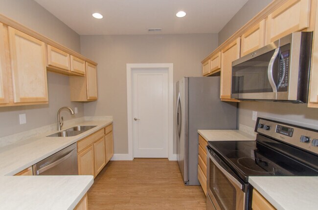 Building Photo - 414 E 4th St