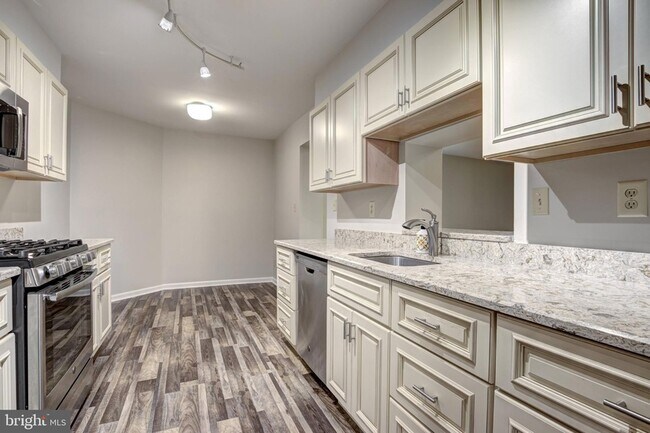 Foto del edificio - 5906 Cove Landing Road Unit 102
