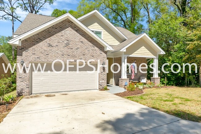 Foto del edificio - 712 Cypress Dr