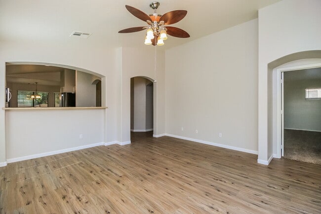 Foto del edificio - 18651 N Madison Rd