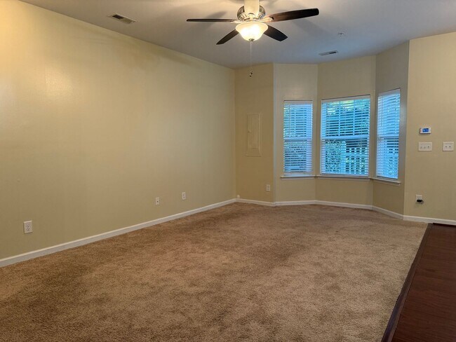 Foto del edificio - Wonderful Raleigh Townhome Convenient to I440 & I540, Huge Master Suite, Near Anderson Pointe Park!