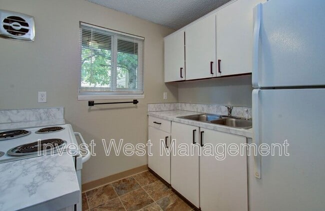Building Photo - 703 E 29th St