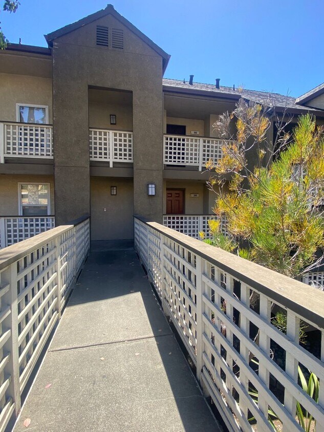 Primary Photo - Claredon Hills Community Condo - Hayward 2...
