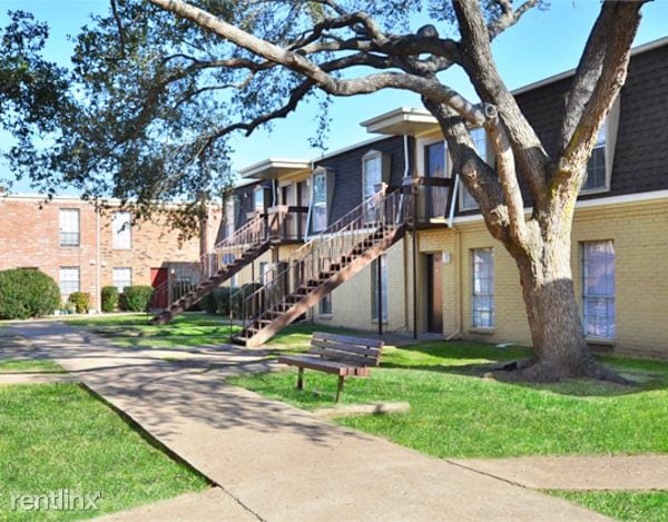Building Photo - 2300 Taft Cir
