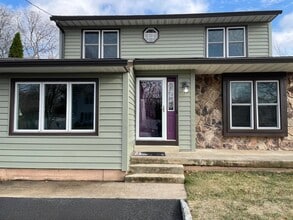 Building Photo - 807 Willow Rd