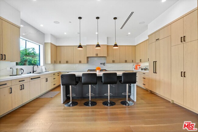 Foto del edificio - 4338 Shadyglade Ave