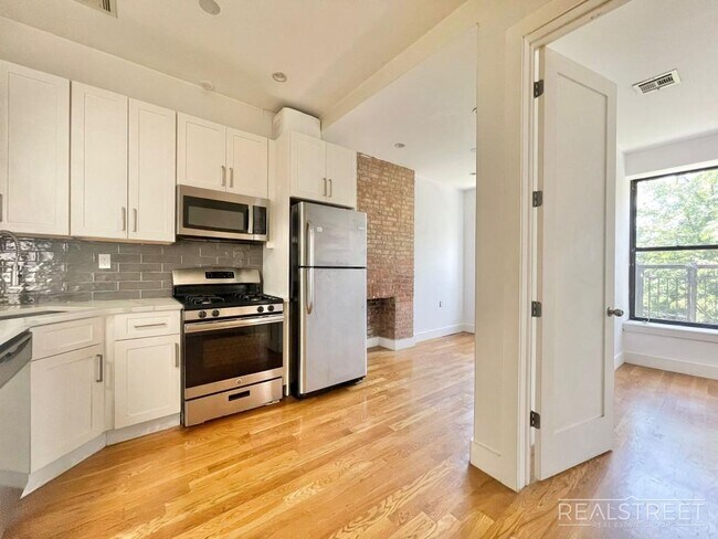 Building Photo - Stunning 3 bed 1.5 Bath w. Balcony in Bedstuy!