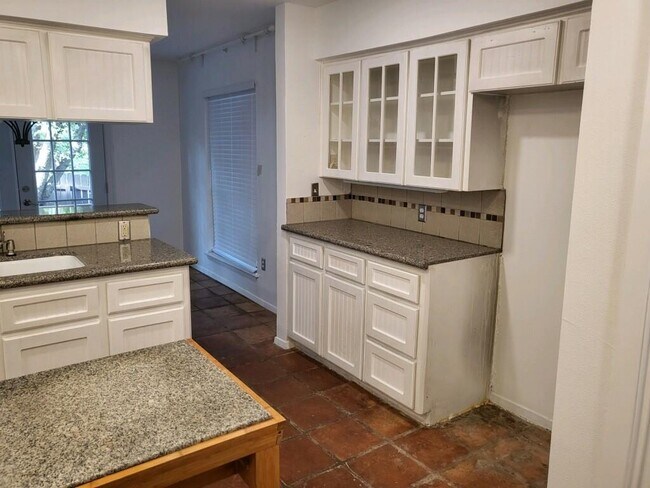 Foto del edificio - 8136 Ceberry Dr