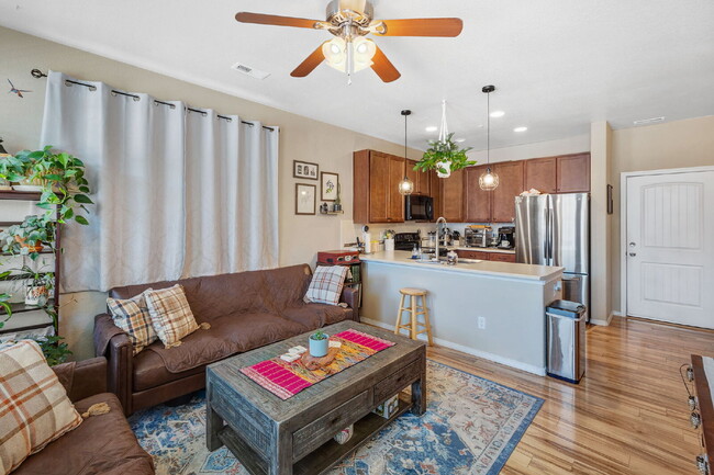 Building Photo - This 3 bed 2.5 bath townhome offers a perf...
