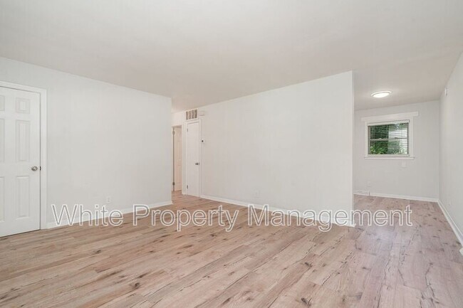 Foto del edificio - 602 Camrose Dr