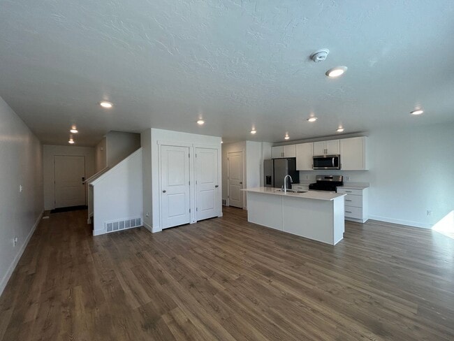 Building Photo - 3 Bedroom 2.5 Bathroom Townhome in Spanish...