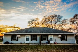 Building Photo - 101-103 S Plum St