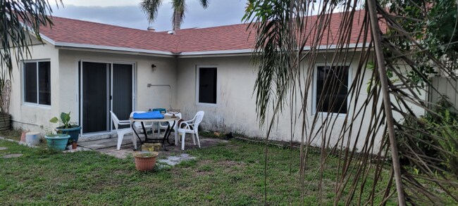 Foto del edificio - 9476 Saddlebrook Dr