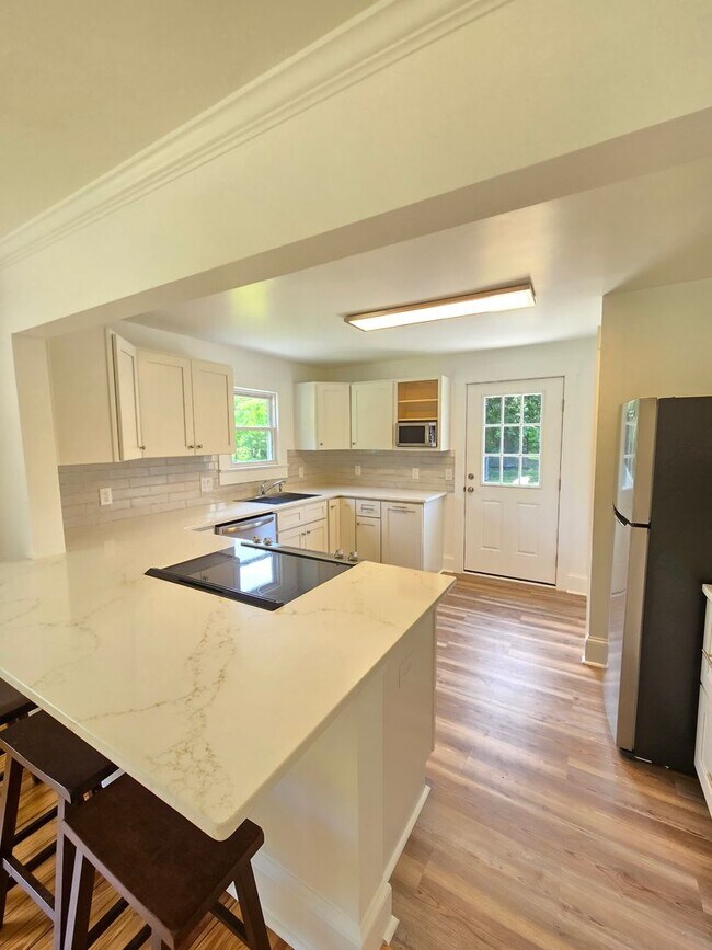Foto del edificio - CAROLINA PLACE - Renovated 2 Bedroom - Gor...