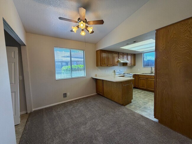 Building Photo - DARLING TWO BEDROOM FOR RENT!