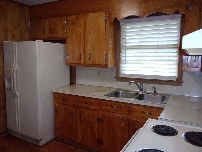 Building Photo - 3 Bedroom Brick Ranch Home on Large Lot