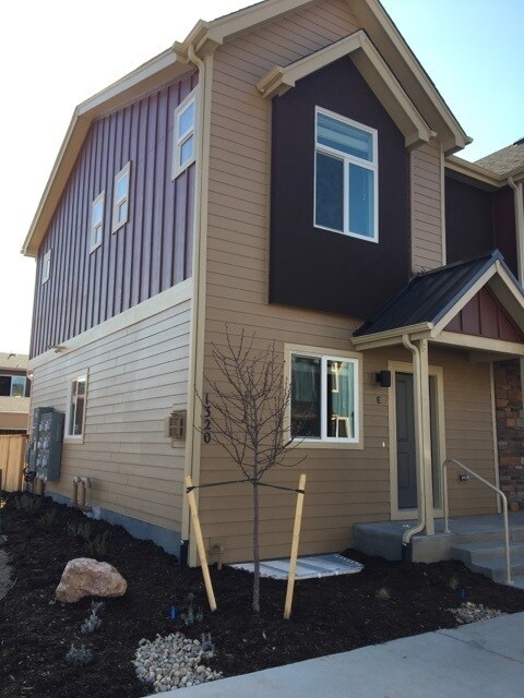 Building Photo - BEAUTIFUL 3 BED/3.5 BATH TOWNHOME