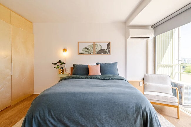 Cama Queen de lujo con colchón Beautyrest Audrina y cómoda silla de lectura. - 445 Kaiolu St