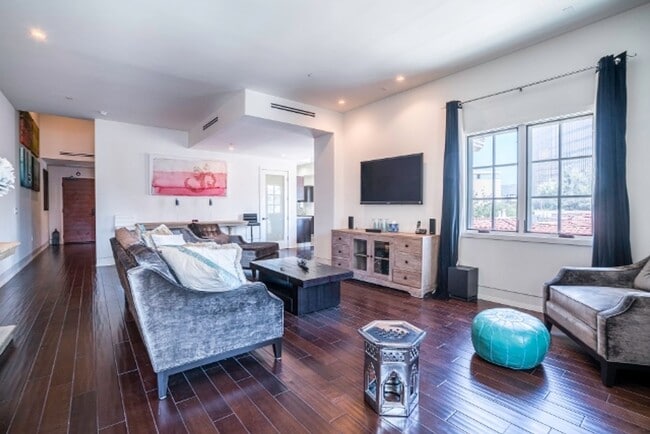 Foto del edificio - Stunning Multi-Level Penthouse 2 bed - 2.5 bath in Fabulous Beverly Hills Location