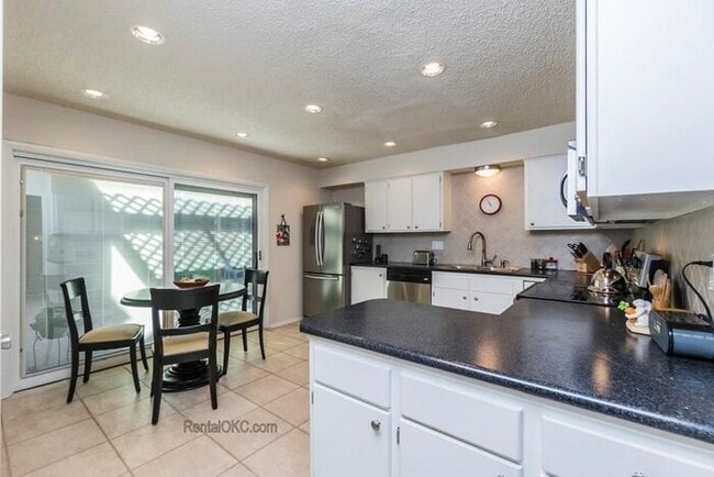 Building Photo - 4 Bed Condo adjacent to Penn Square Mall