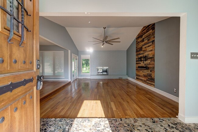 Foto del edificio - Charming 3-Bed, 2-Bath Home in West Norman...