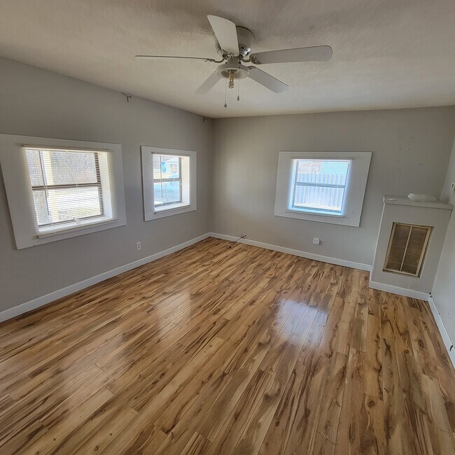 Building Photo - 120 S Camp Heights Dr